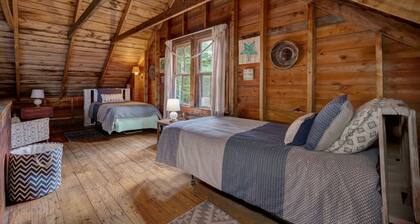 Charming lakefront cabin close to Acadia National Park