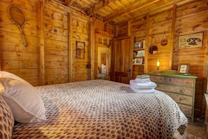 2 bedrooms, iron/ironing board, WiFi, bed sheets - Charming lakefront cabin close to Acadia National Park (Franklin)