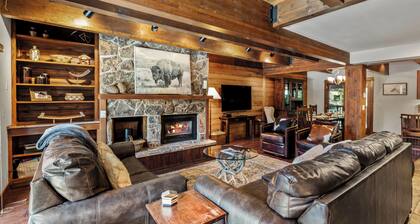 Rustic Luxury 4 BR Townhome Resort & Pool 1008