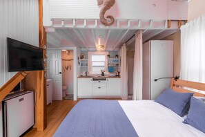 1 dormitorio, tabla de planchar con plancha, wifi y ropa de cama