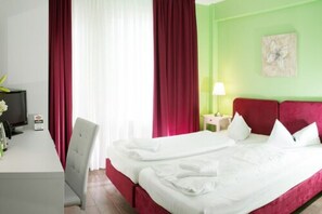 Zweibettzimmer, 2 Einzelbetten | Schreibtisch, Verdunkelungsvorhänge, Bügeleisen/Bügelbrett