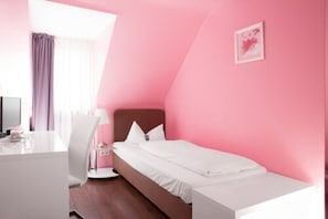 Standard Single Room, 1 Twin Bed, Non Smoking | Desk, blackout drapes, iron/ironing board, free WiFi - Barcelona Bed & Breakfast (Düsseldorf)