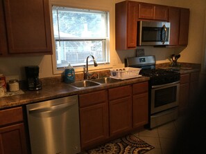 Fridge, microwave, oven, stovetop - Charming! Near Microsoft Mt Pleasant - Sleeps 8 (Kenosha)