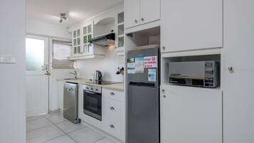 Vila Keluarga | Dapur pribadi | Lemari es, microwave, kompor, dan mesin pencuci piring