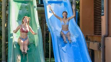 2 kolam renang outdoor, dengan kursi berjemur