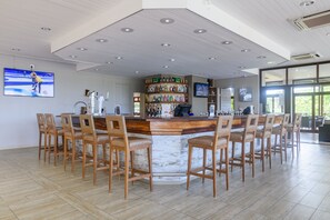 2 bars/lounges