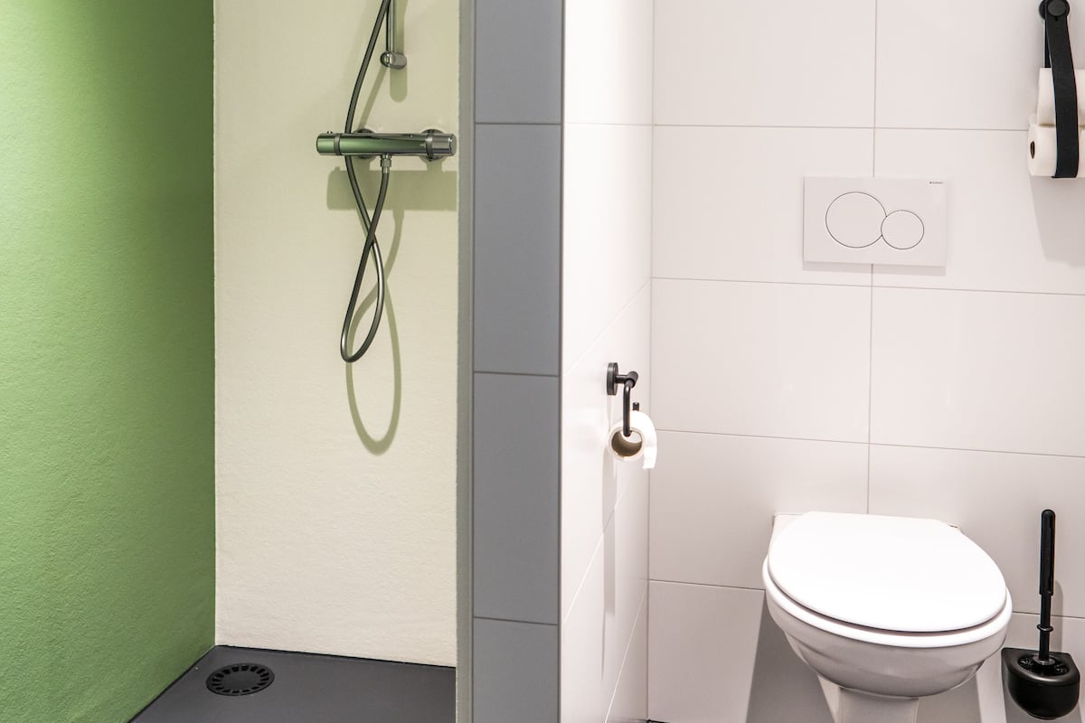 deluxe room | bathroom | shower, free toiletries, hair dryer, towels