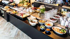 Un bufé con diversos alimentos y bebidas.