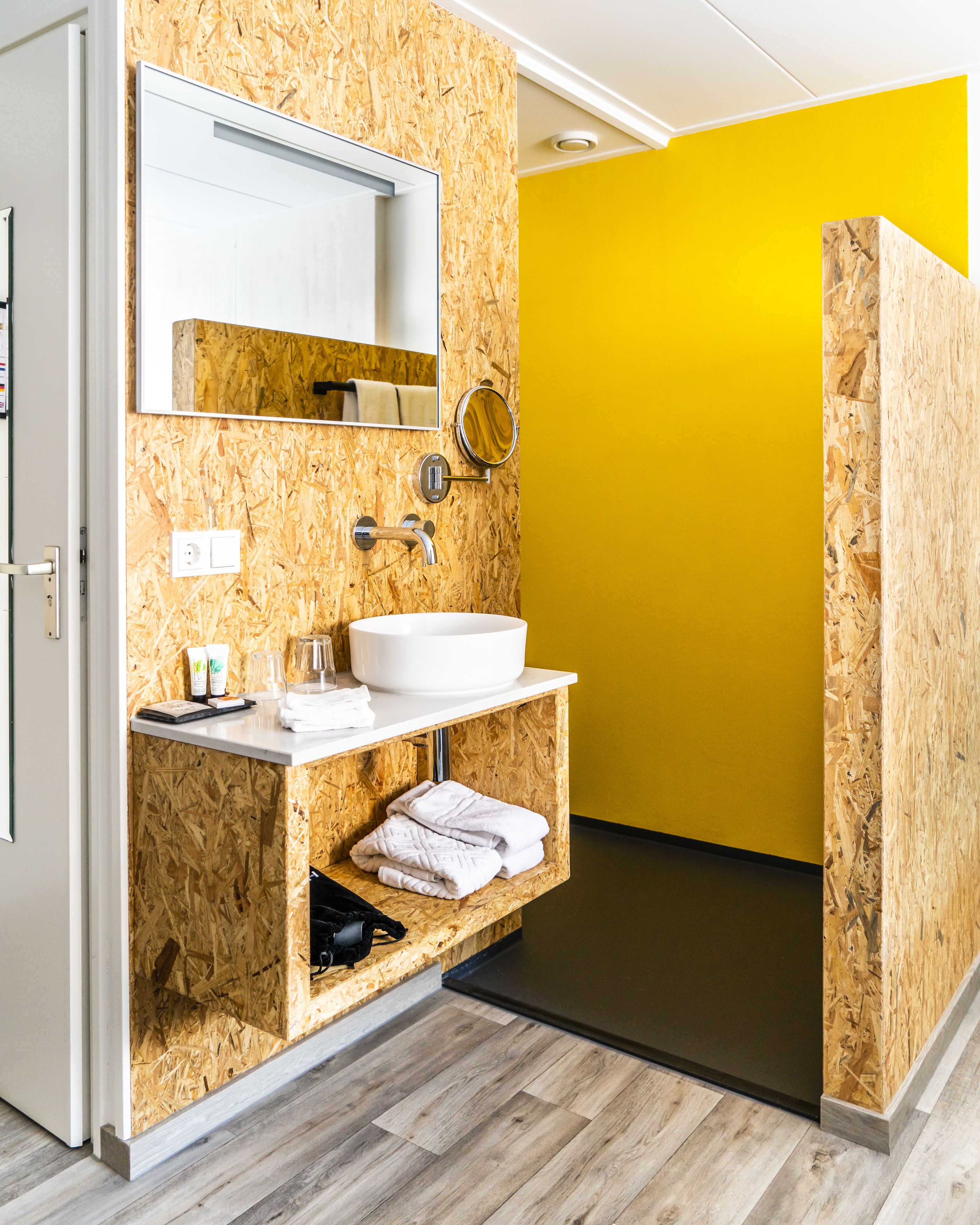 deluxe room | 1 bedroom, in-room safe, individually decorated, desk