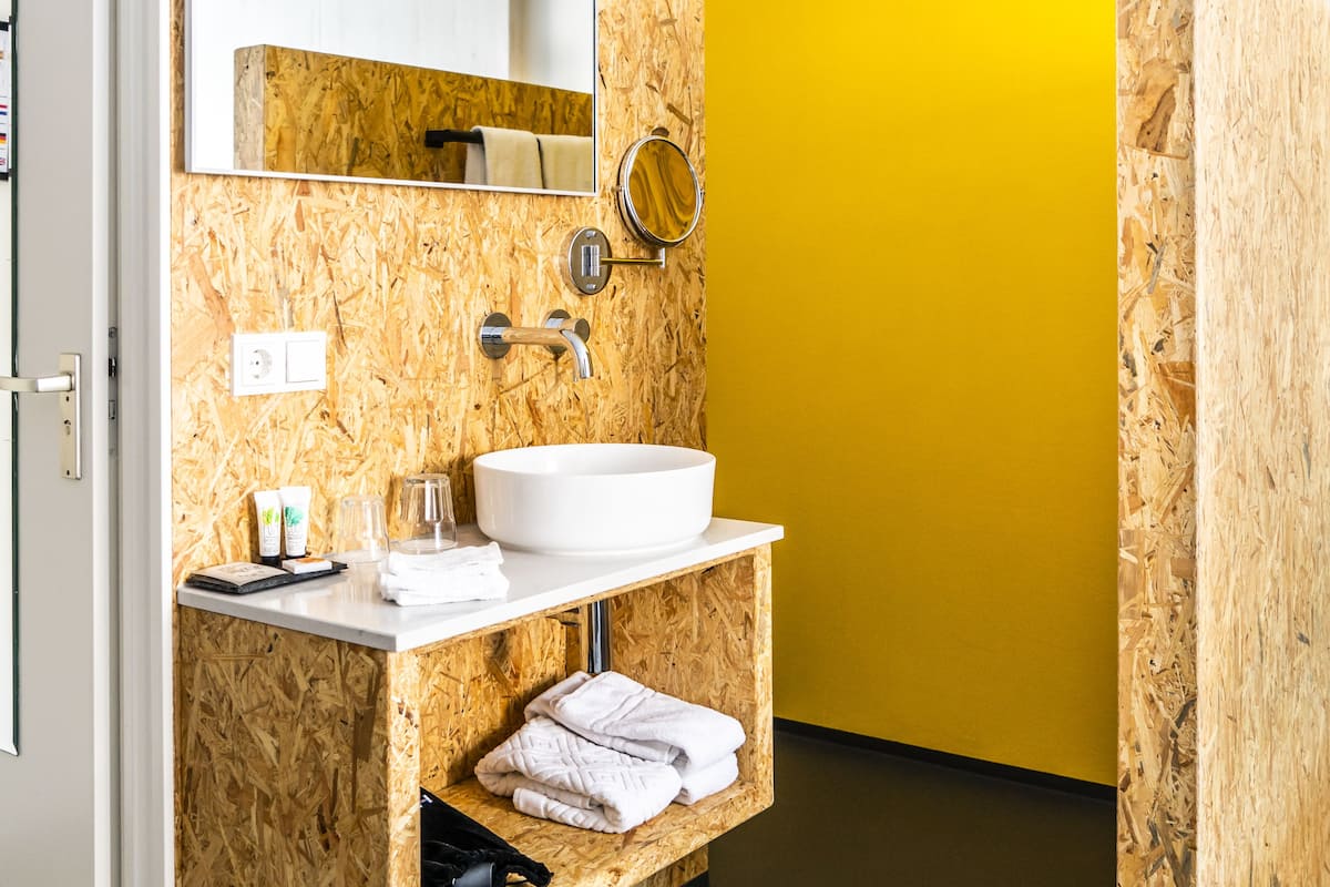 deluxe room | 1 bedroom, in-room safe, individually decorated, desk