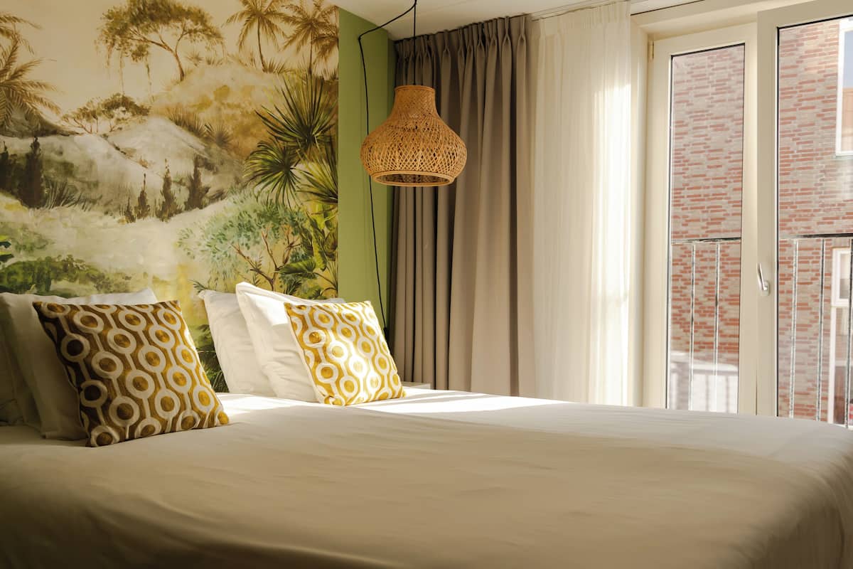 deluxe room | 1 bedroom, in-room safe, individually decorated, desk