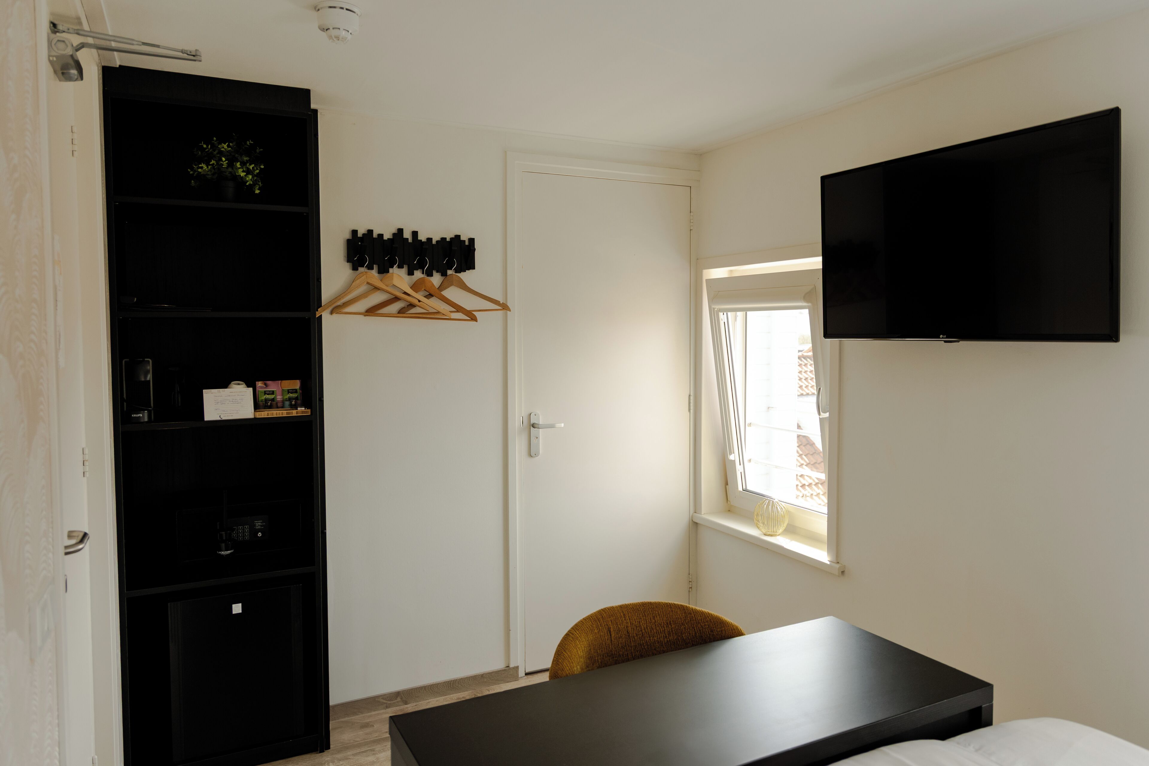 economy double room | 1 bedroom, in-room safe, individually decorated, desk
