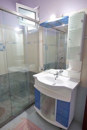 Doppel- oder Zweibettzimmer | Badezimmer | Dusche, kostenlose Toilettenartikel, Handtücher