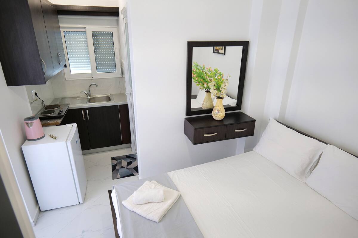 Studio Apartment  | Bureau, fer et planche à repasser, accès au Wi-Fi (inclus)