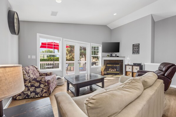 Smart-TV, Kamin, DVD-Player