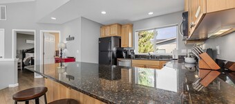 Townhouse Near Lake, Pool & Wineries!