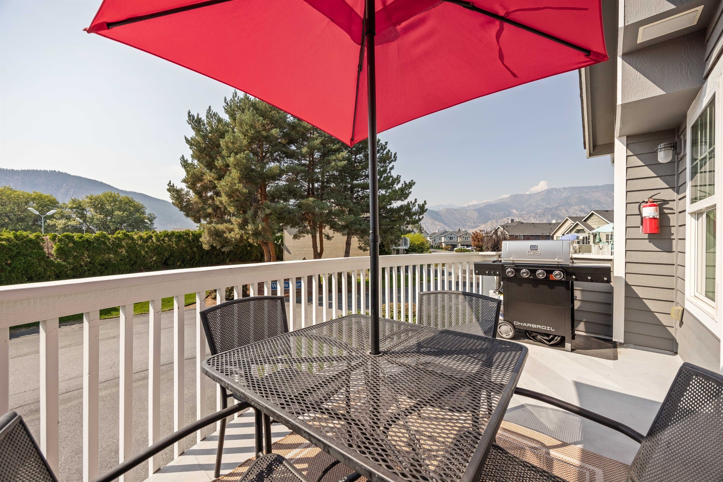 Un balcon équipé d’un barbecue et de mobilier d’extérieur.