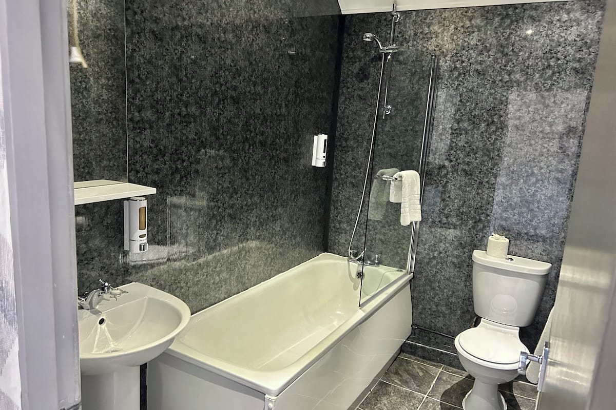 standard double room | 1 bedroom, hypo-allergenic bedding, select comfort beds, desk