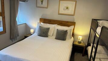 Phòng dành cho gia đình, 2 phòng ngủ | Bộ đồ giường kháng dị ứng, nệm Select Comfort, bàn