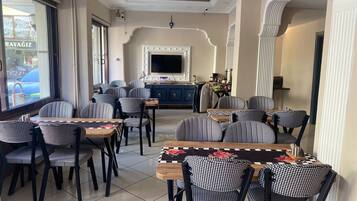 Café da manhã com buffet grátis todos os dias