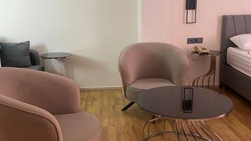 Quarto triplo luxo | Escrivaninha, ferros/tábuas de passar roupa