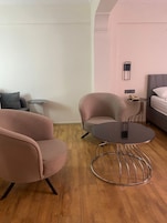 Escritorio y tabla de planchar con plancha