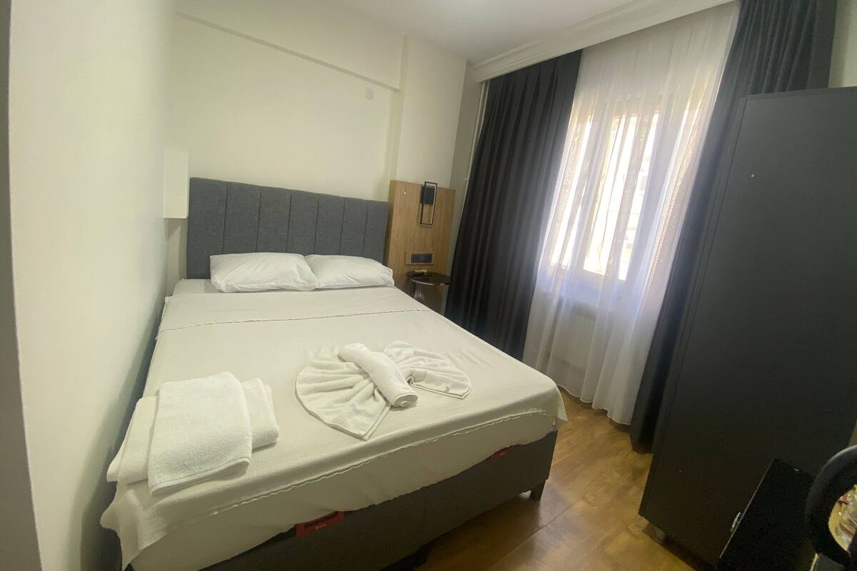 Chambre Standard Double ou avec lits jumeaux | Bureau, fer et planche à repasser