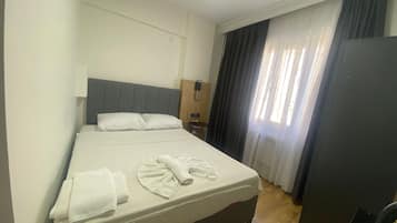 Habitación estándar con 1 cama matrimonial o 2 individuales | Escritorio y tabla de planchar con plancha