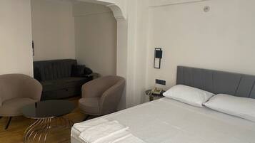 Quarto triplo luxo | Escrivaninha, ferros/tábuas de passar roupa