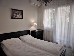 1 غرفة نوم وخزنة داخل الغرفة ومكتب ومكواة/لوح كي