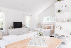 1 bedroom, desk, iron/ironing board, free WiFi - Mahone Bay Hide-Away  (Mahone Bay)