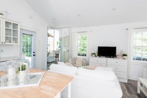 TV - Mahone Bay Hide-Away  (Mahone Bay)