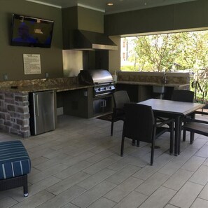 Outdoor dining - Spacious 1 Bedroom / 1 Bath condo in The Woodlands (The Woodlands)