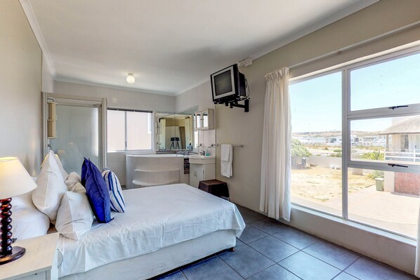 Classic House | 3 bedrooms, blackout drapes, iron/ironing board, free WiFi - Rietbaai Waterfront Langebaan (Langebaan)