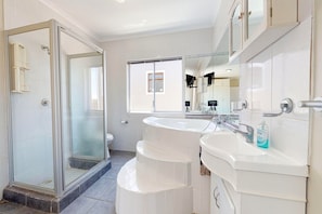 Classic House | Bathroom | Separate tub and shower, deep soaking tub, free toiletries, hair dryer