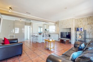 Classic House | Living room | Flat-screen TV - Rietbaai Waterfront Langebaan (Langebaan)