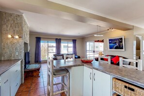 Maison classique | Cuisine privée | Réfrigérateur grande capacité avec congélateur, four à micro-ondes