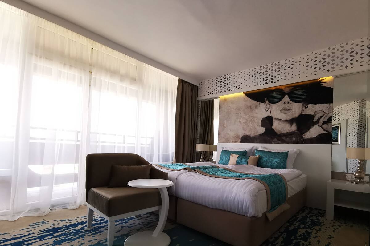 มินิบาร์, ตู้นิรภัยในห้องพัก, โต๊ะทำงาน, Wi-Fi ฟรี