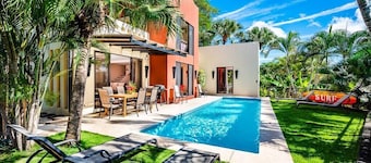 Private pool with High speed internet and BBQ in a great location