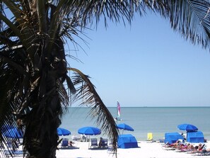 Sun loungers, beach umbrellas, beach towels - Tropical Paradise Vacation at Valencia in Pelican Bay. BOOK NOW FOR 10% DISCOUNT (Naples)