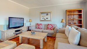 Comfort Apartment, 3 Bedrooms | Living area - Greenpoint Glamour (Cape Town)