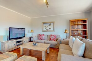 Apartamento conforto, 3 quartos | Área de estar | TV de tela plana