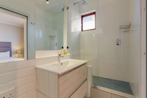 Comfort Apartment, 3 Bedrooms | Bathroom | Deep soaking tub, free toiletries, hair dryer, towels - Greenpoint Glamour (Cape Town)