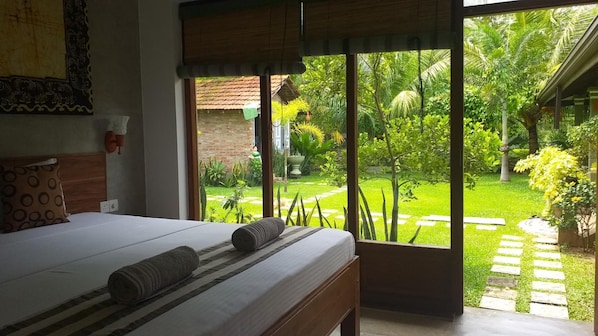 Minibar, free WiFi, bed sheets