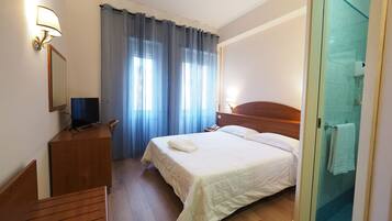 Bàn, màn/rèm cản sáng, truy cập Internet không dây miễn phí