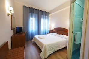 Skrivebord, mørklægningsgardiner, gratis Wi-Fi, sengetøj