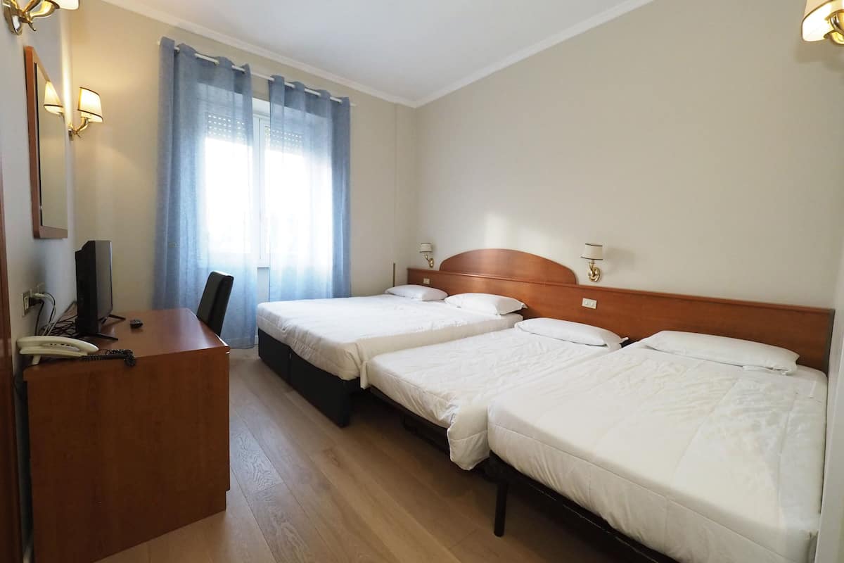 쿼드룸 | 책상, 암막 커튼, 무료 WiFi, 침대 시트