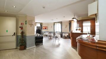Morgenmadsbuffet hver dag (8 EUR pr. person)