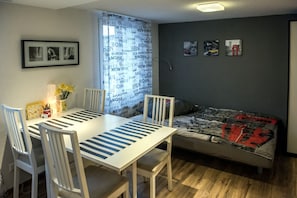 Appartamento City, 2 camere da letto, vista cortile | Pasti in camera
