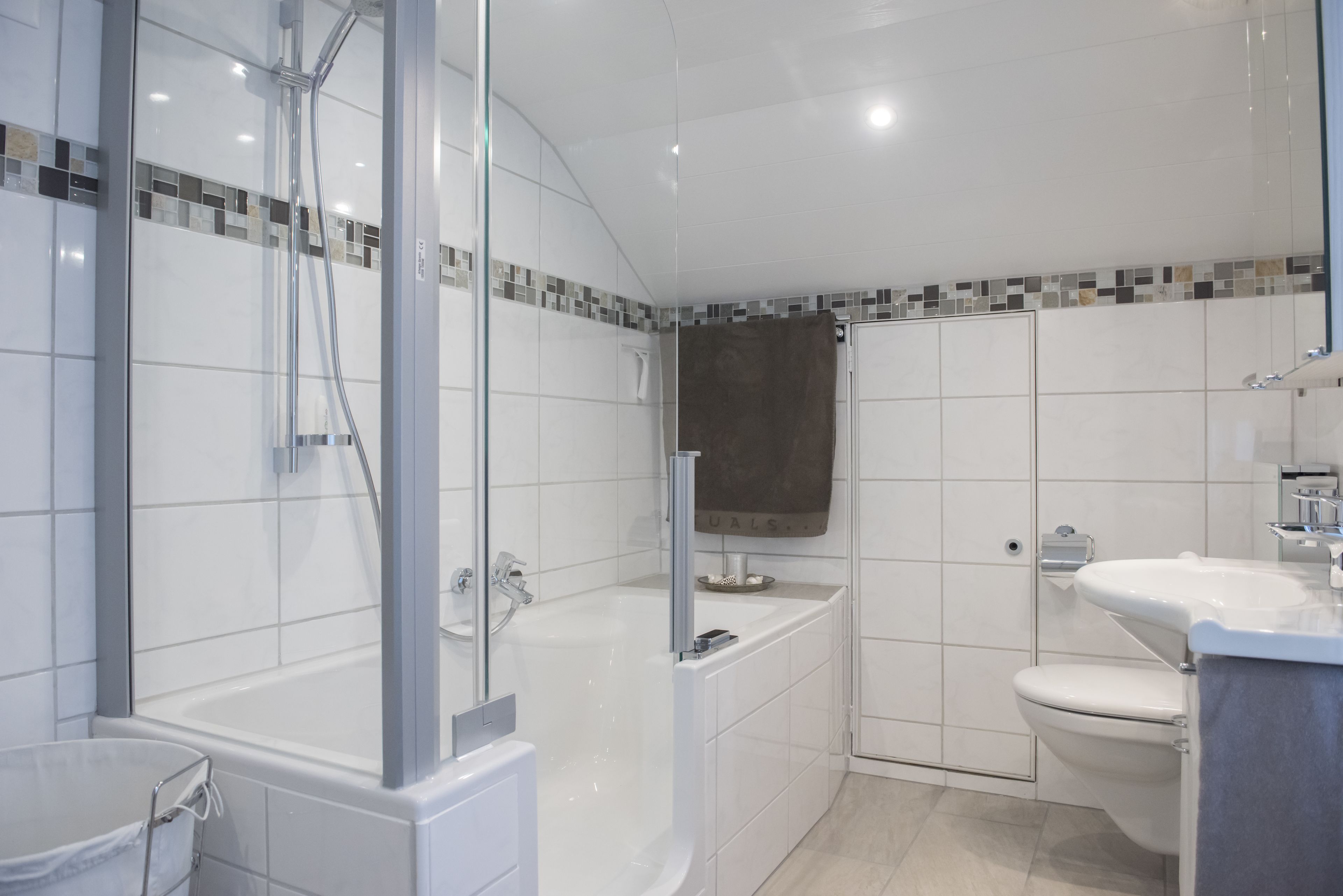 City Apartment, 2 Bedrooms, Courtyard View | Bathroom | Shower, hydromassage showerhead, hair dryer, bidet